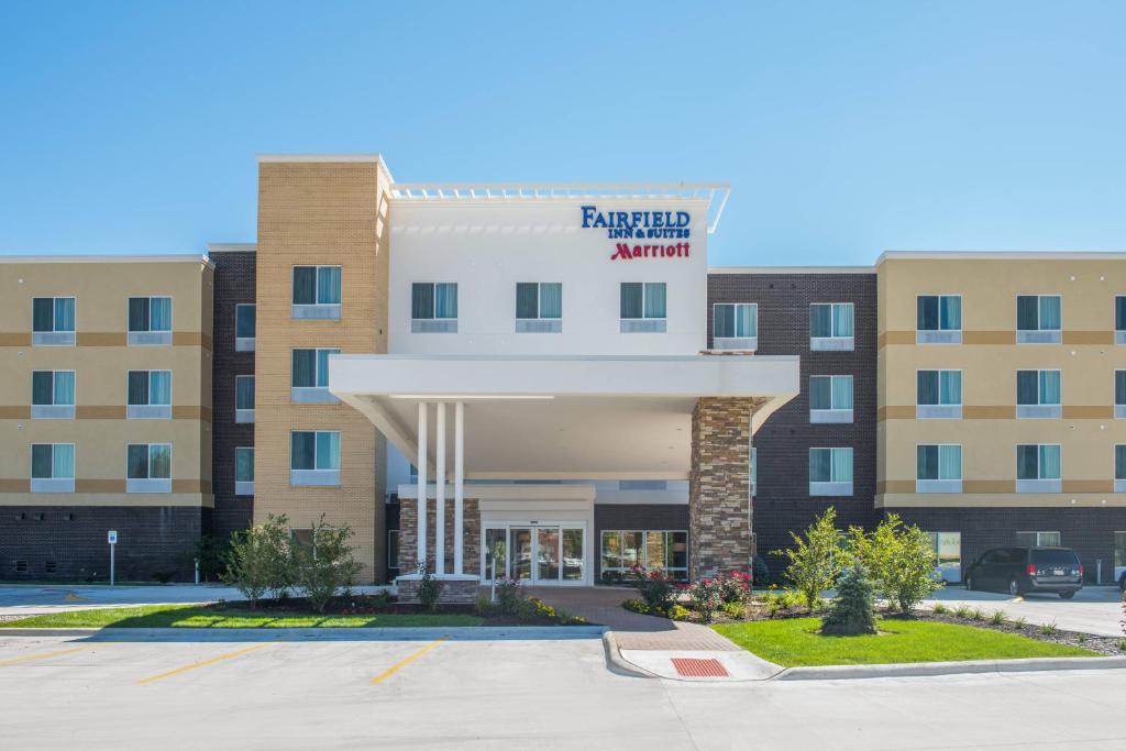 a rendering of the front of a hospital building at Fairfield Inn & Suites by Marriott Fort Wayne Southwest in Ellison