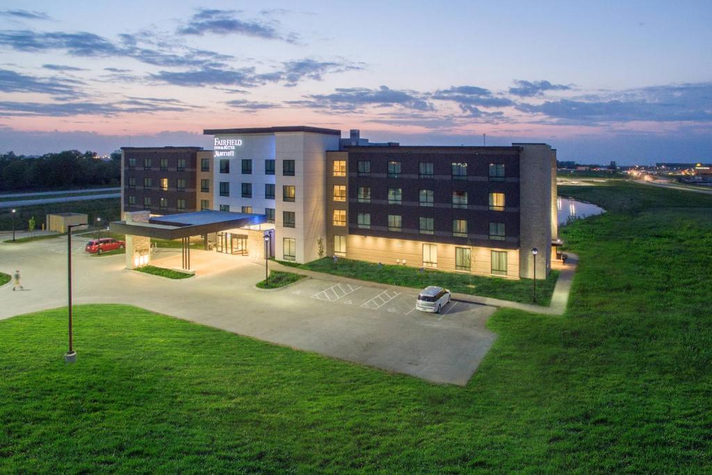 a building with a parking lot in front of it at Fairfield Inn & Suites by Marriott Des Moines Altoona in Altoona