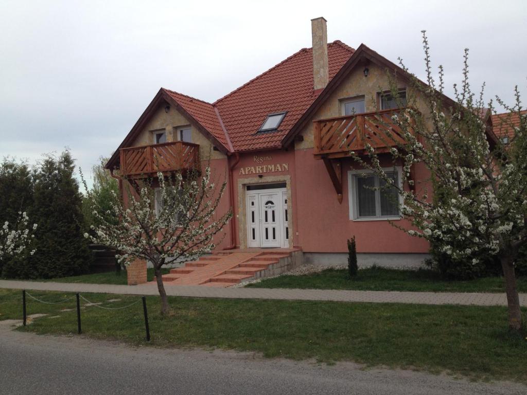 Budova, v ktorej sa apartmán nachádza