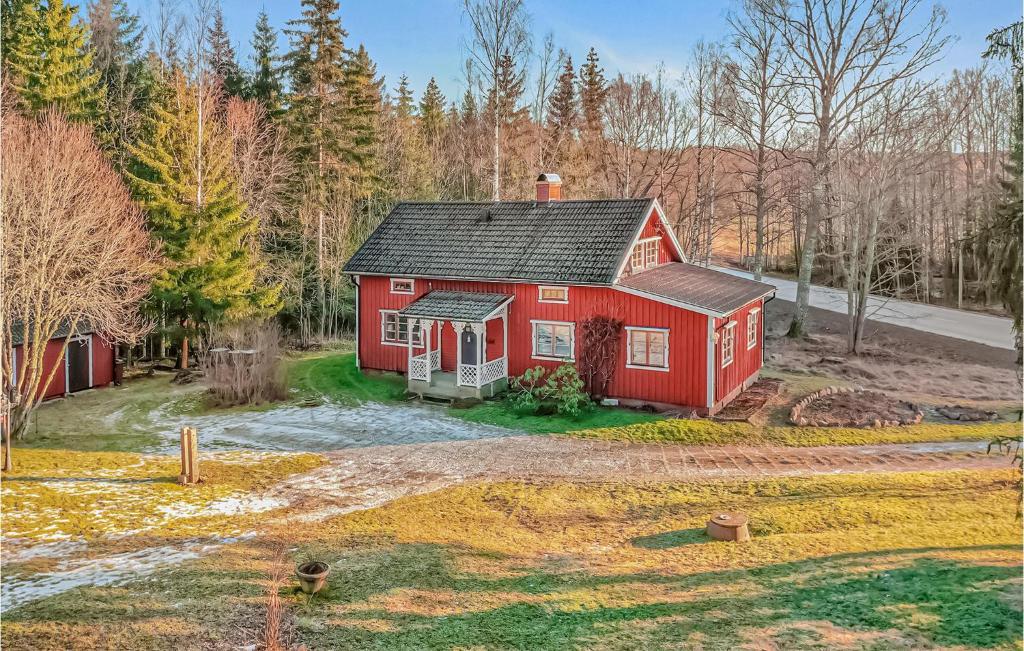 una vista aérea de una casa roja en el bosque en Amazing Home In ml With Wifi, en Åmål