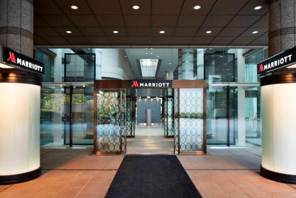 東京的住宿－東京万豪酒店，带有旋转门的马里奥特建筑的入口