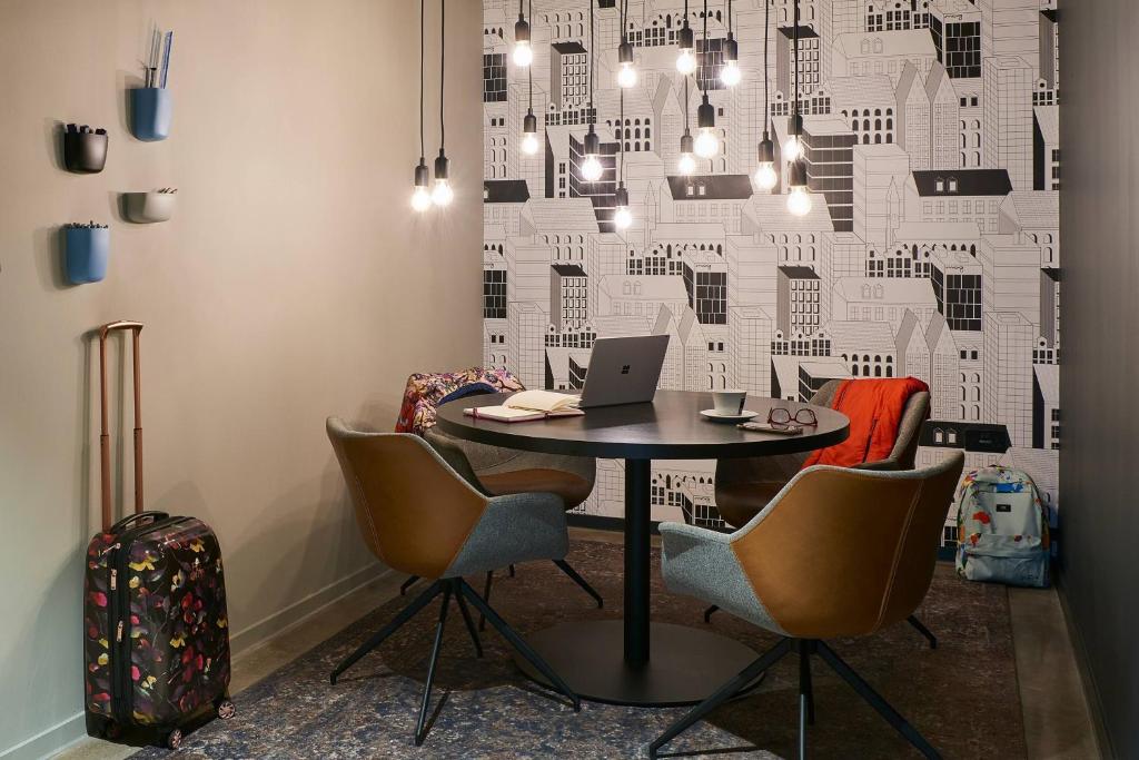 Moxy Chester - Resim 39