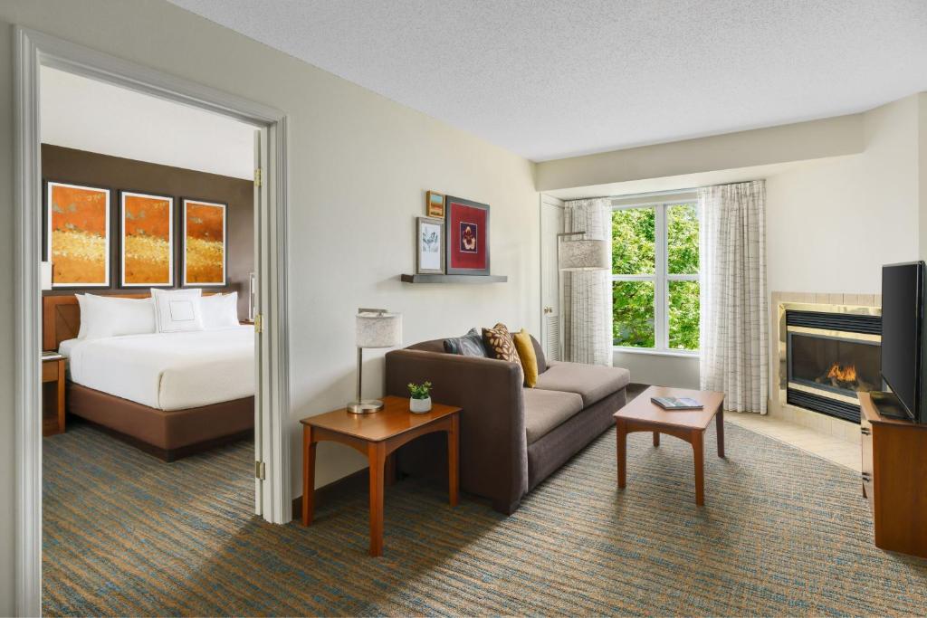 een hotelkamer met een bed en een bank bij Residence Inn Philadelphia/Montgomeryville in North Wales