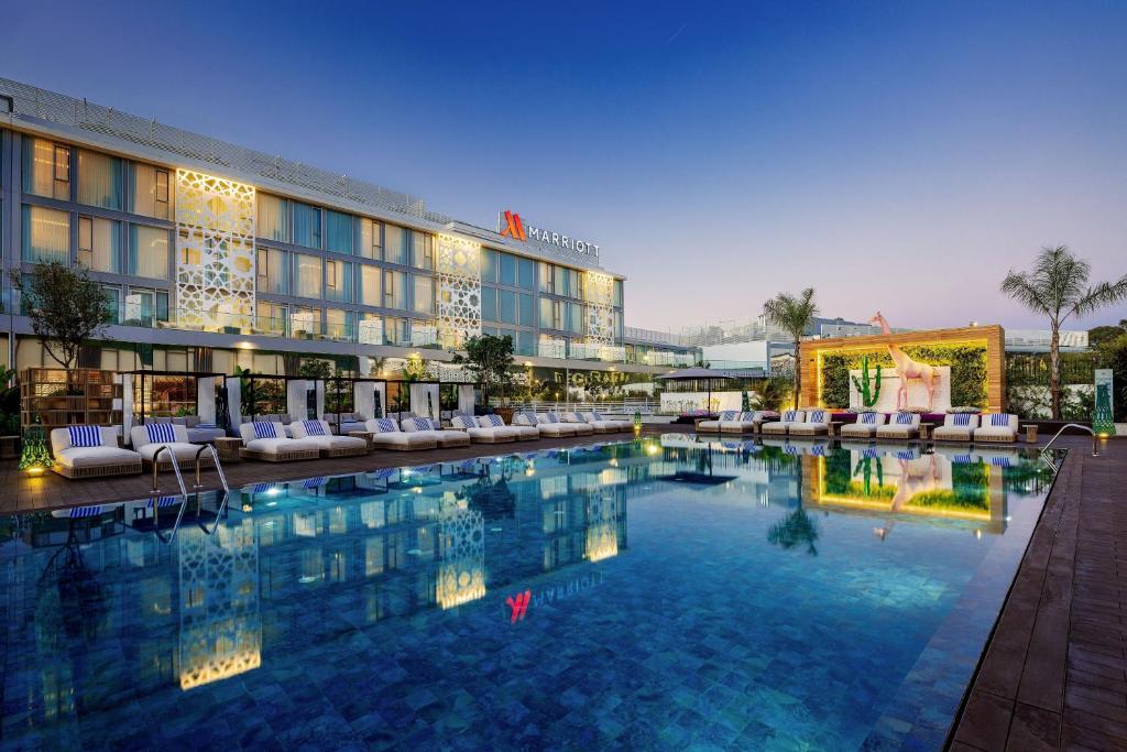 um hotel com piscina em frente a um edifício em Rabat Marriott Hotel em Rabat