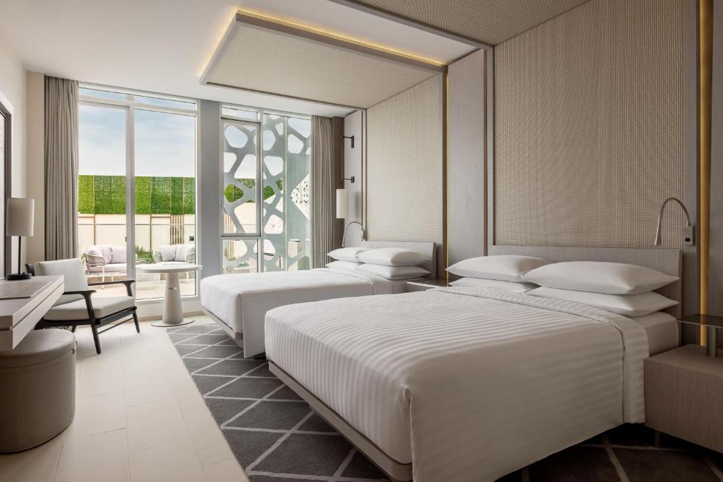 Postel nebo postele na pokoji v ubytování Rabat Marriott Hotel