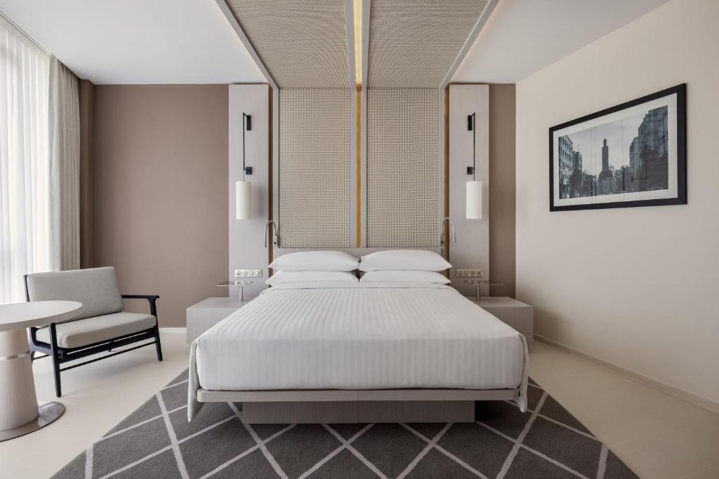 Postel nebo postele na pokoji v ubytování Rabat Marriott Hotel