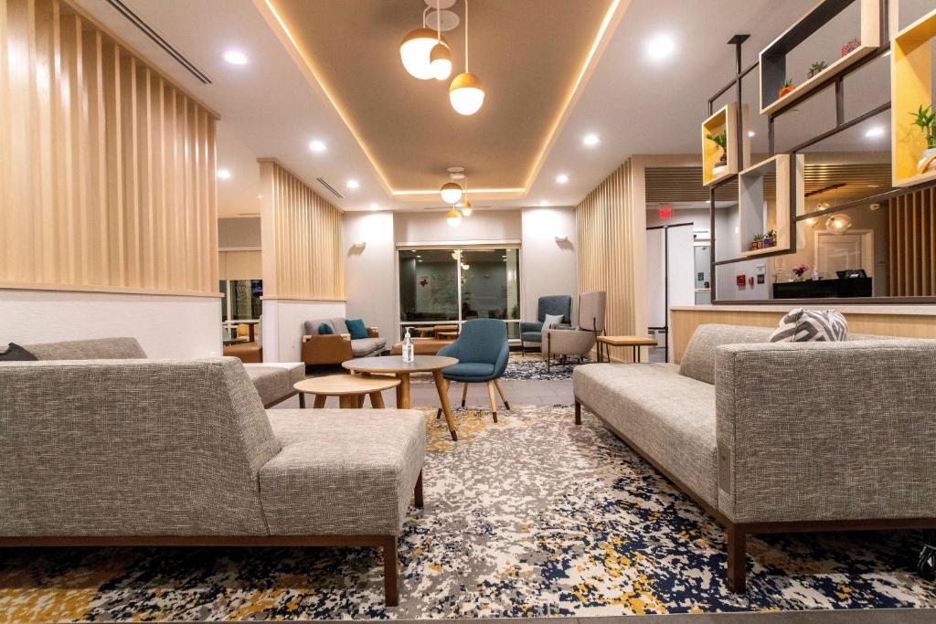 康羅的住宿－TownePlace Suites by Marriott Conroe，大堂设有两张沙发和一张桌子及椅子。
