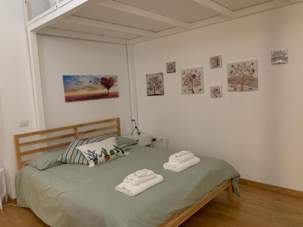 サレルノにあるPapu's Houseのベッドルーム1室(ベッド1台、タオル2枚付)