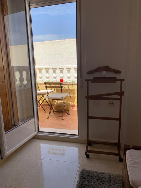 Kép Adosado tranquilo con piscina y vistas al mar szállásáról Puerto Marino városában a galériában