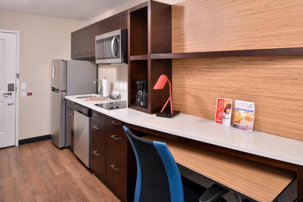 een keuken met een aanrecht, een bureau en een koelkast bij TownePlace Suites by Marriott Ontario Chino Hills in Chino Hills