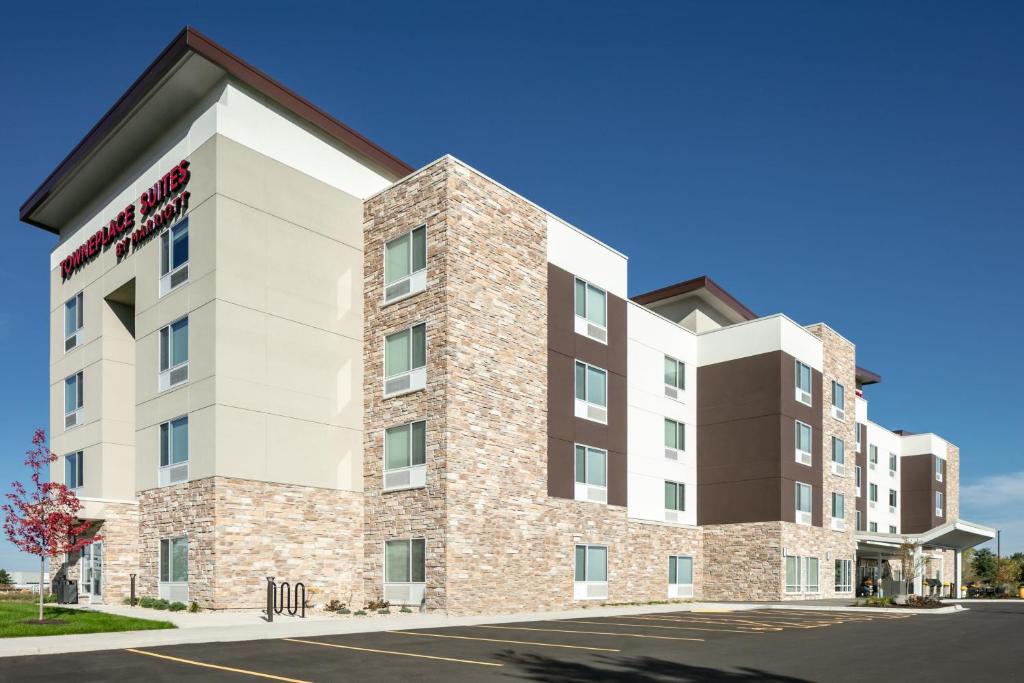 una imagen de la parte delantera de un hotel en TownePlace Suites by Marriott Madison West, Middleton, en Madison