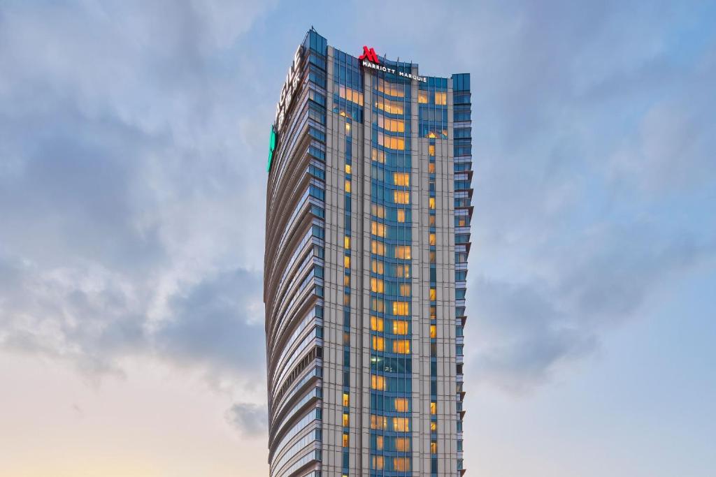 un edificio alto con una persona encima en Shanghai Marriott Marquis City Centre en Shanghái