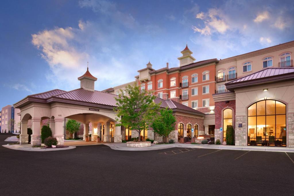 un grand bâtiment avec un parking en face de celui-ci dans l'établissement Residence Inn by Marriott Idaho Falls, à Idaho Falls