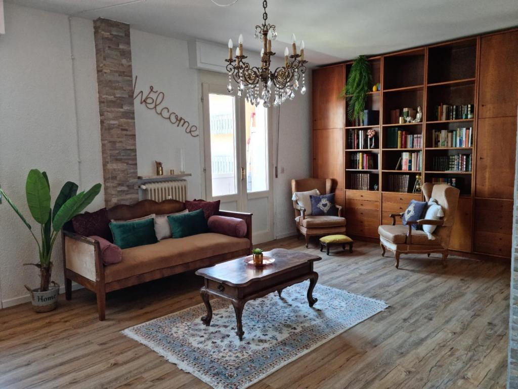 uma sala de estar com um sofá e uma mesa de centro em NEW Pascasio Suite: charming stays at the doors of Udine em Pasian di Prato