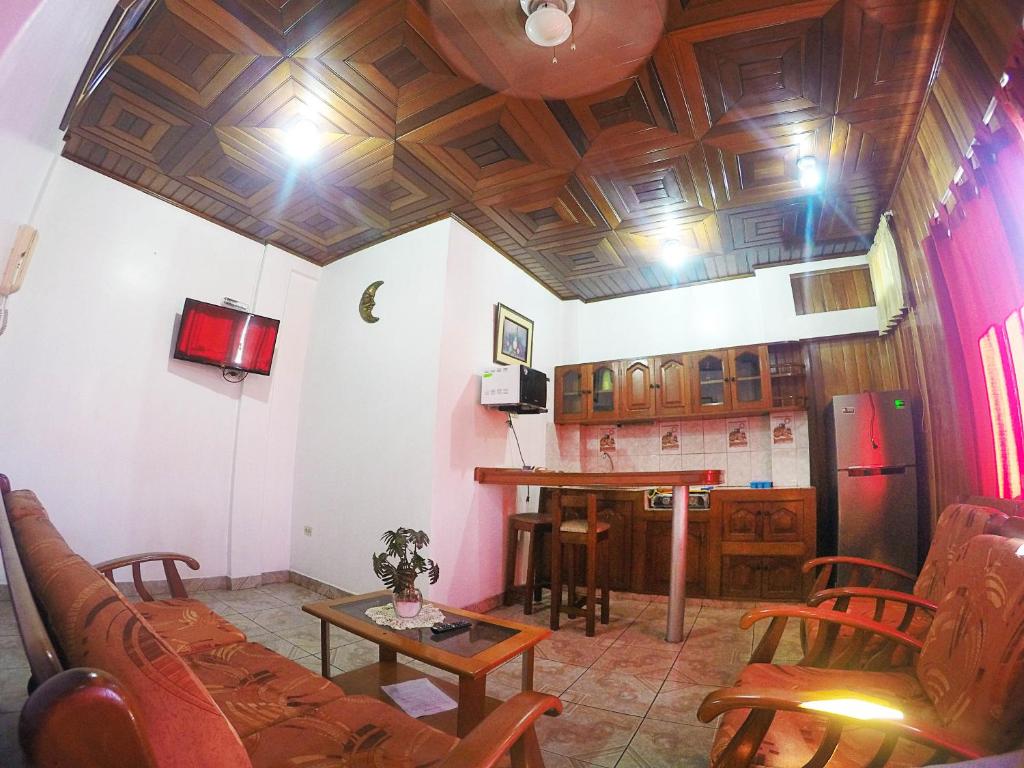 ein Wohnzimmer mit einem Sofa und einem Tisch in der Unterkunft Bello-Oriente-I in Iquitos