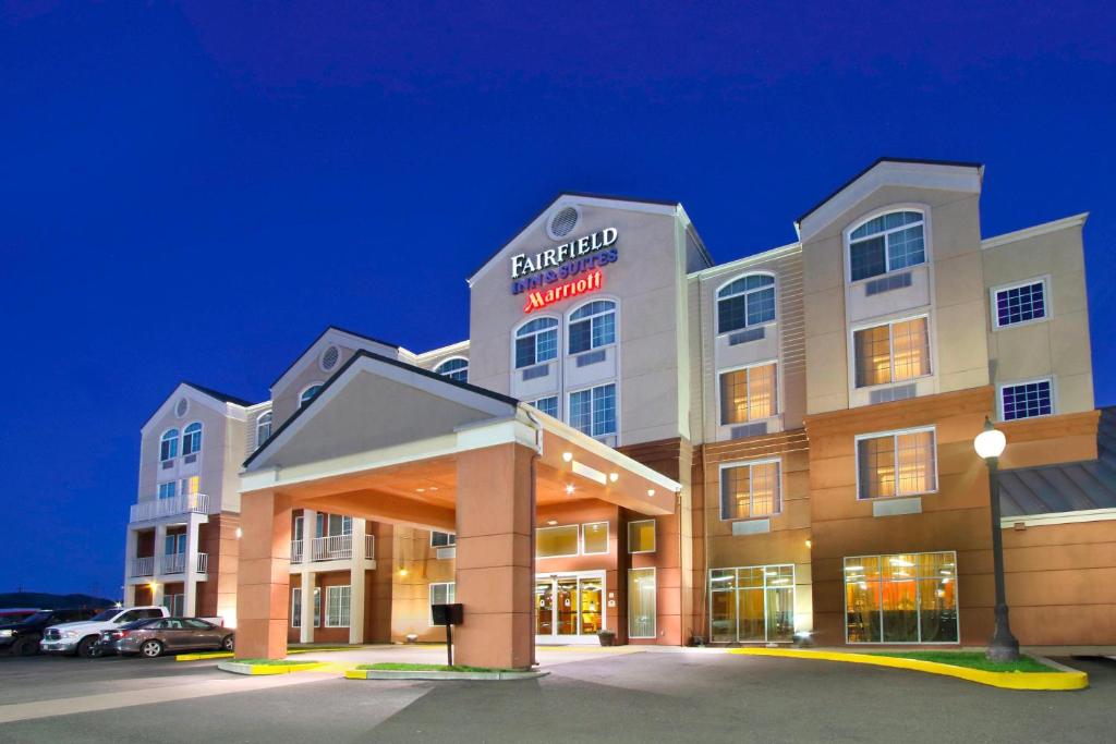 une représentation de l'avant d'un hôtel dans l'établissement Fairfield Inn & Suites by Marriott Fairfield Napa Valley Area, à Fairfield