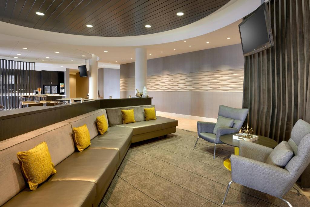 vestíbulo con sofá, sillas y bar en Springhill Suites by Marriott Vernal, en Vernal