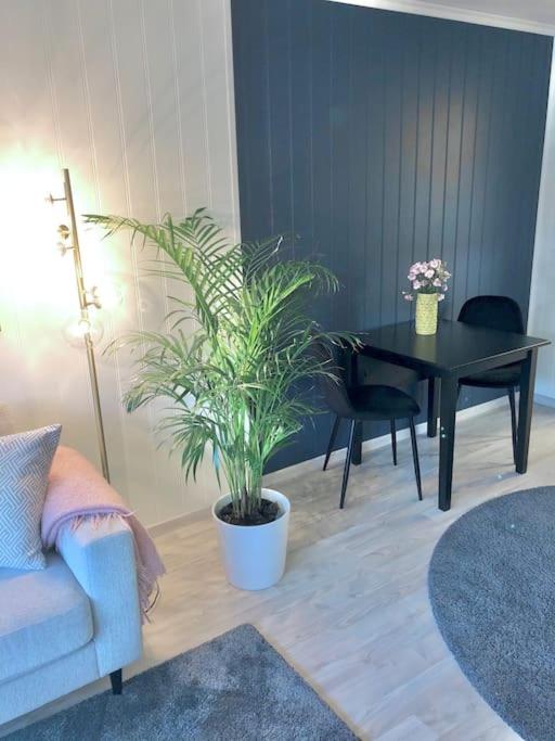 Posezení v ubytování Moderne og sentral leilighet med koselig og privat uteplass!
