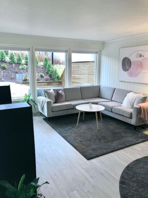 Posezení v ubytování Moderne og sentral leilighet med koselig og privat uteplass!