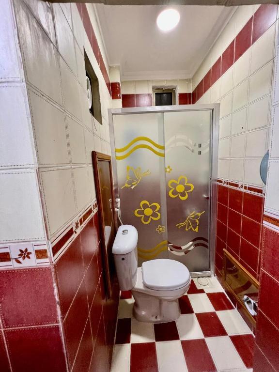 Koupelna v ubytování Raqeem Hotel