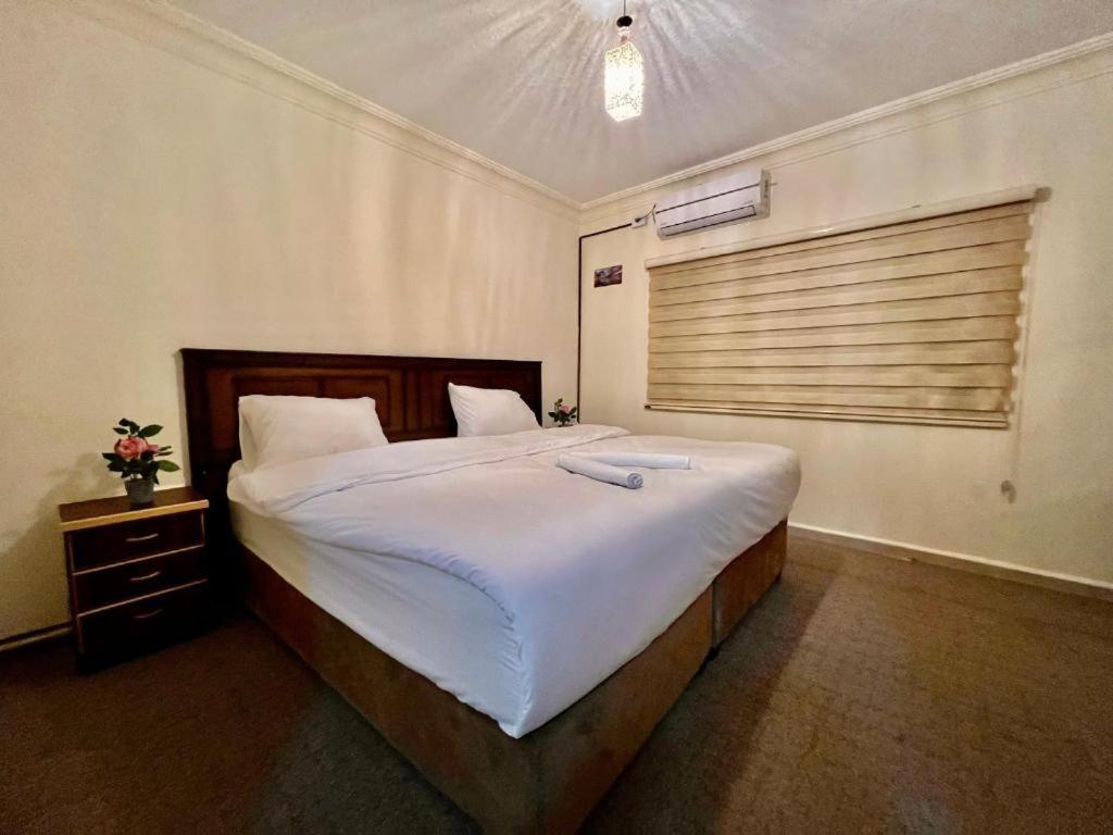 Postel nebo postele na pokoji v ubytování Raqeem Hotel