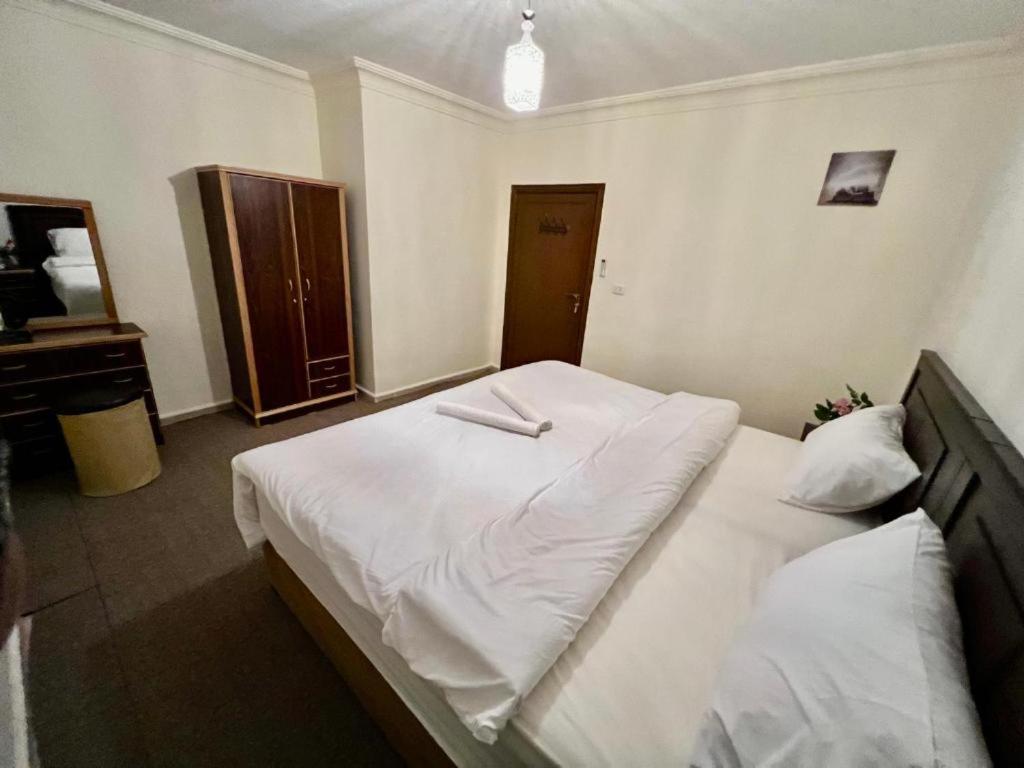 Postel nebo postele na pokoji v ubytování Raqeem Hotel