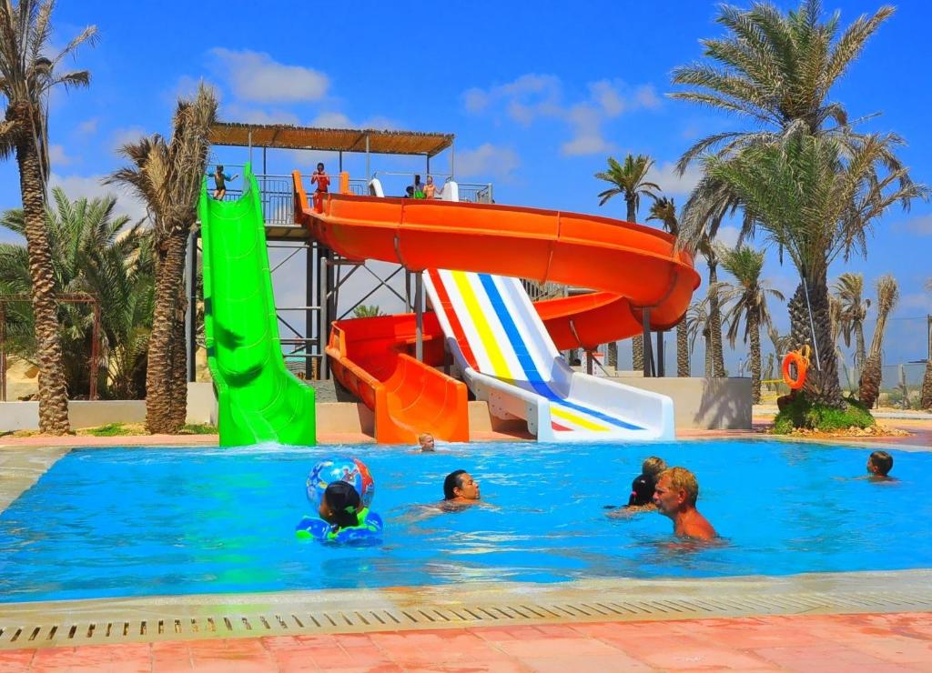 un groupe de personnes dans un parc aquatique dans l'établissement Welcome Meridiana Resort - Families and Couples Only, à Djerba