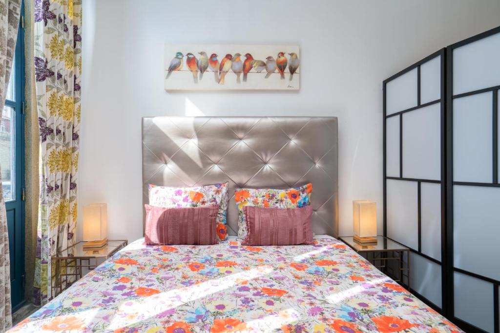 um quarto com uma cama e 2 candeeiros em Apartamento Qian porto Centro 1 no Porto