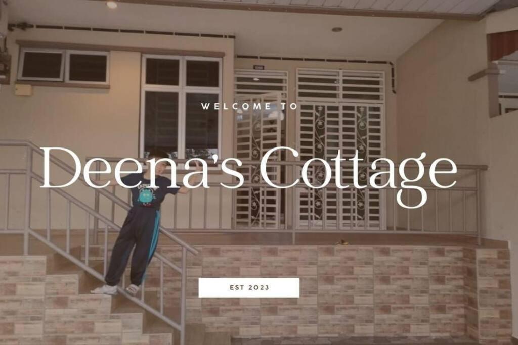 居林的住宿－Deena's Cottage Kulim Hitech Hospital Kulim, Three-bedrooms Single Storey Terrace House，站在房子楼梯上的人