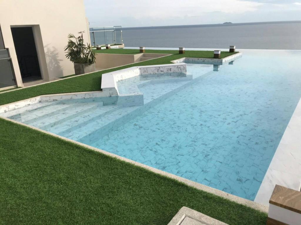 Bazén v ubytování the andromeda condominium seaview nebo v jeho okolí