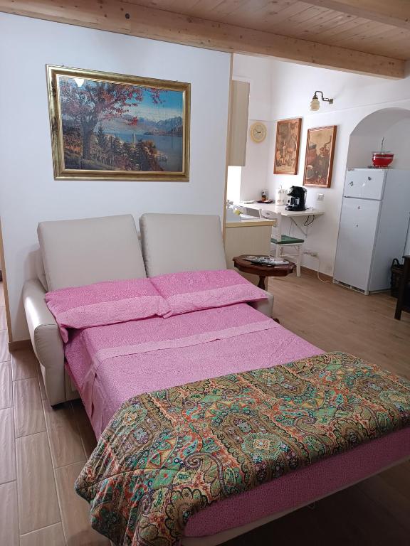 sypialnia z łóżkiem i obrazem na ścianie w obiekcie Nonno Nunzio House w mieście Bernalda