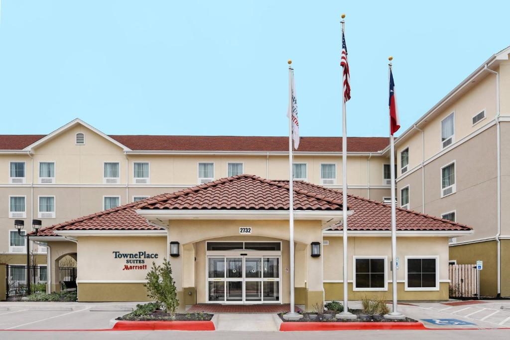 un'immagine della parte anteriore dell'Hampton Inn suites anaheim di TownePlace Suites by Marriott Seguin a Seguin