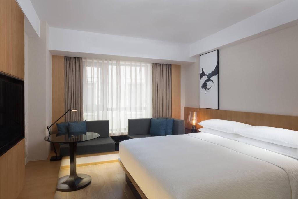 Postel nebo postele na pokoji v ubytování Fairfield by Marriott Shanghai Jingan