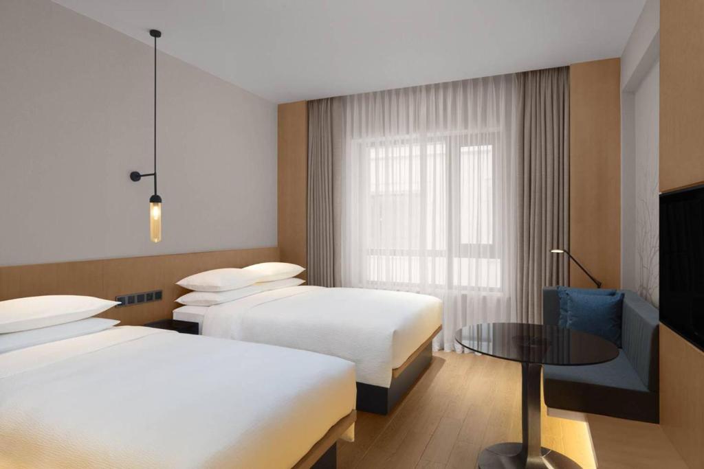 Postel nebo postele na pokoji v ubytování Fairfield by Marriott Shanghai Jingan