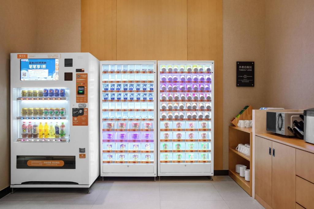 Příslušenství pro přípravu čaje a kávy v ubytování Fairfield by Marriott Shanghai Jingan