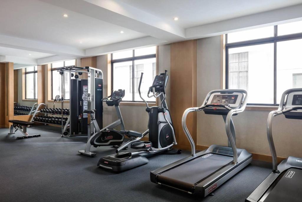 Fitness centrum a/nebo fitness zařízení v ubytování Fairfield by Marriott Shanghai Jingan