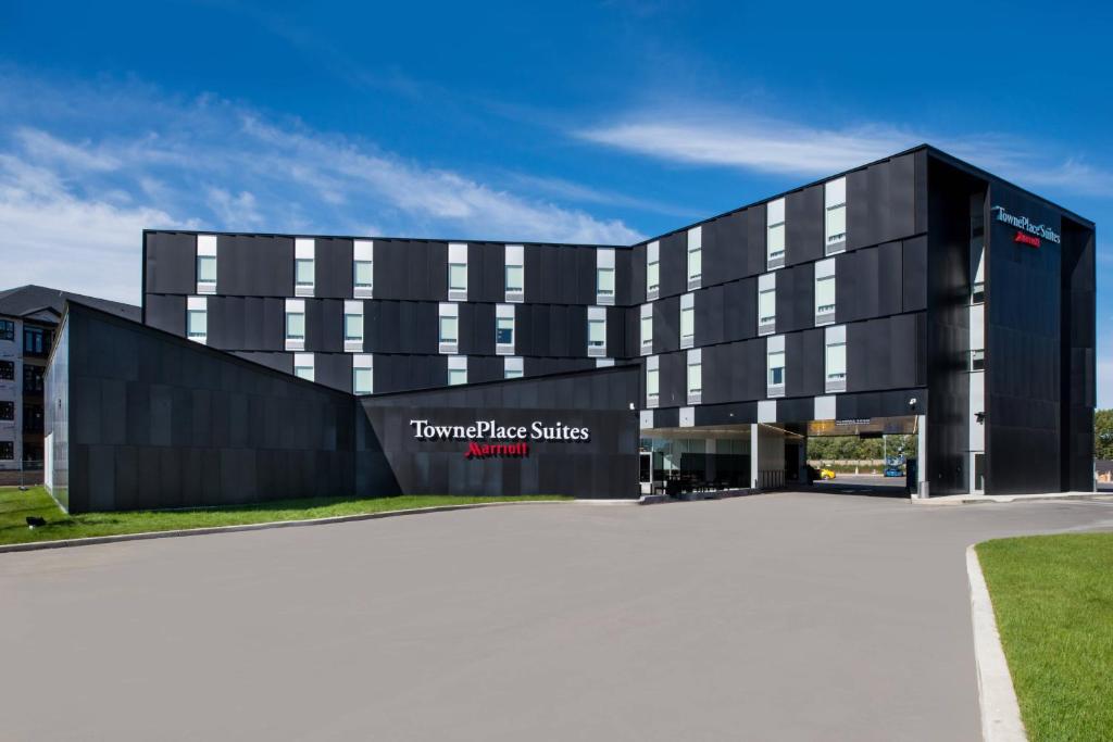 un gran edificio negro con un cartel. en TownePlace Suites by Marriott Saskatoon, en Saskatoon