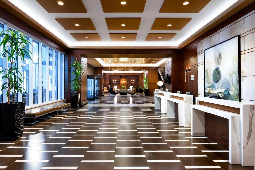 - un hall d'un hôtel avec un sol en damier dans l'établissement Le Westin Montreal, à Montréal