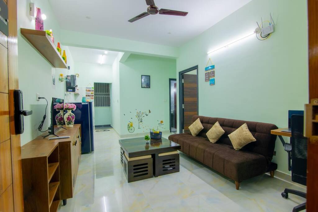 ein Wohnzimmer mit einem Sofa und einem Tisch in der Unterkunft Awesome 2bhk flat on first floor in Bangalore