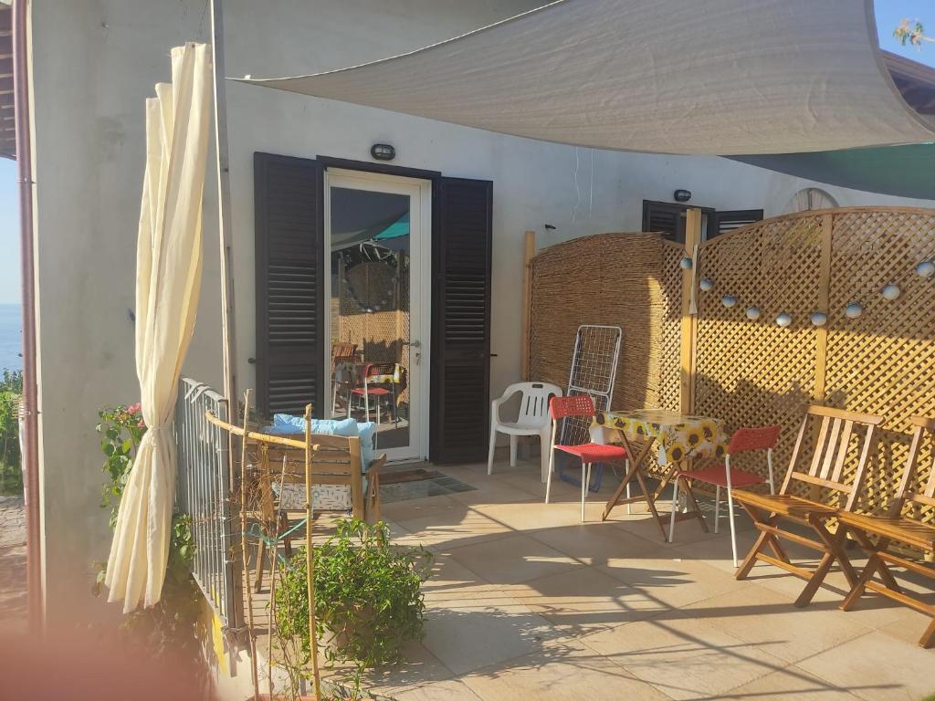 Patio nebo venkovní prostory v ubytování La Perla di Buffari Appartamento Ciappina