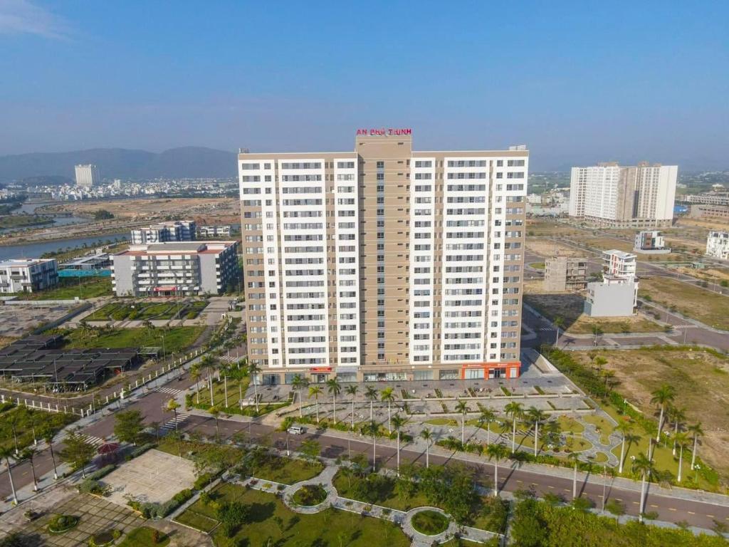 uma vista aérea de um grande edifício numa cidade em Căn hộ Quy Nhơn-du lịch giá rẻ 5 em Quy Nhon