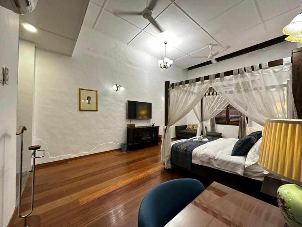 馬六甲的住宿－19th Century Boutique Hotel，一间卧室配有一张带天蓬的床
