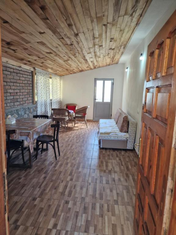 Postel nebo postele na pokoji v ubytování Bujtinat Skenderi Gjinar