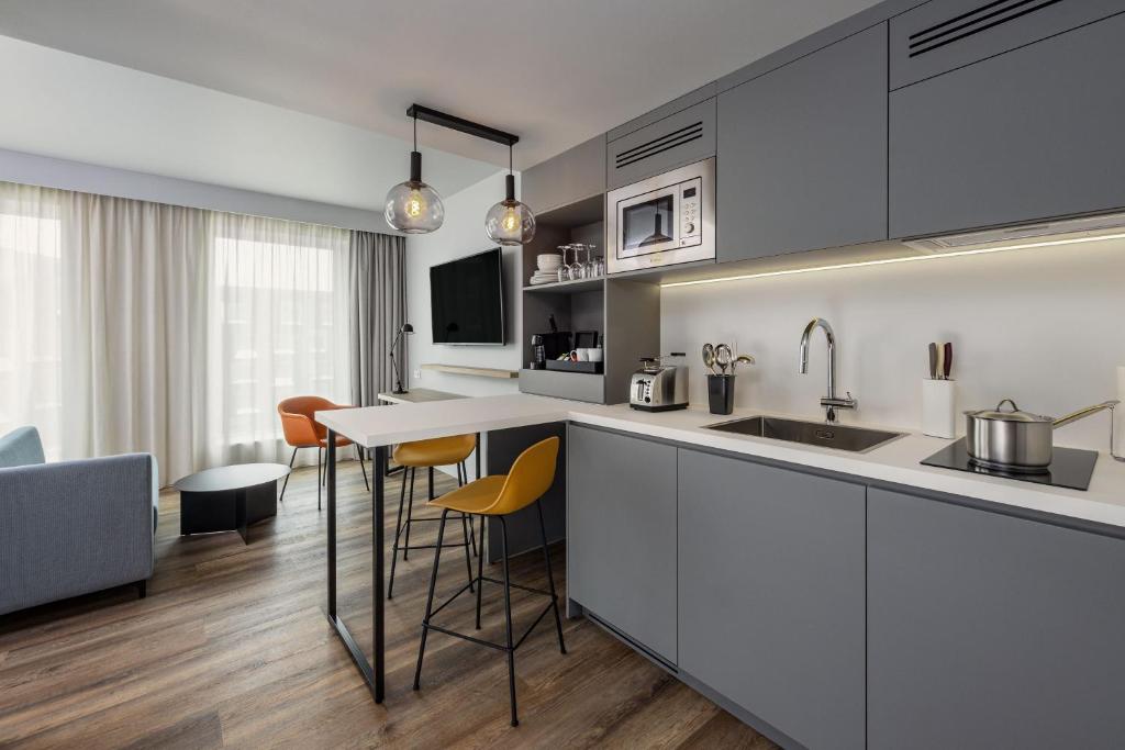 Residence Inn by Marriott Paris Charles de Gaulle Central Airportにあるキッチンまたは簡易キッチン