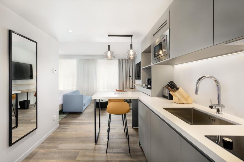 Residence Inn by Marriott Paris Charles de Gaulle Central Airportにあるキッチンまたは簡易キッチン