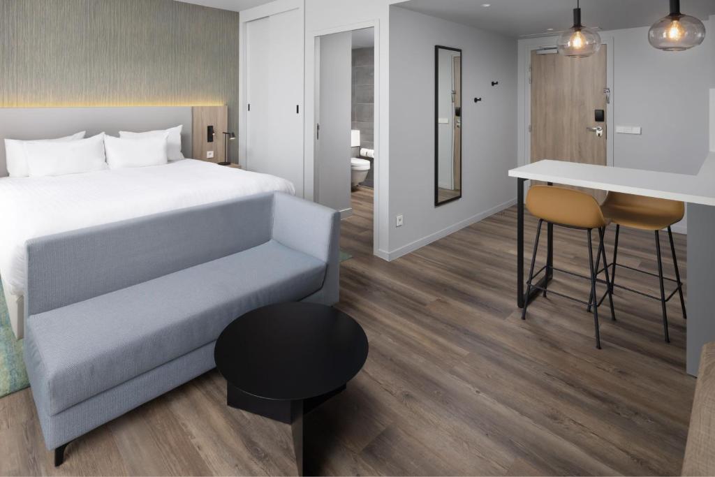 Residence Inn by Marriott Paris Charles de Gaulle Central Airportにあるベッド