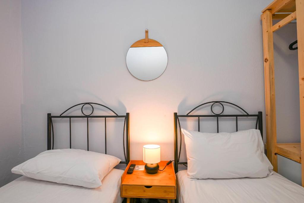 Postel nebo postele na pokoji v ubytování Hermes Rooms