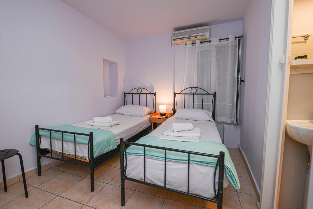 Postel nebo postele na pokoji v ubytování Hermes Rooms