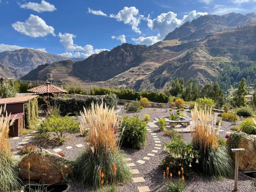 a garden with mountains in the background at Casa de Oren in Pisac