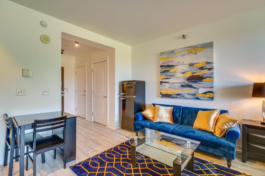 uma sala de estar com um sofá azul e uma mesa em Henderson Vacation Rental with Balcony! em Las Vegas